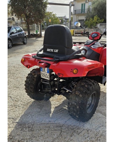 Quad fuoristrada ATV 4x4 rosso Quad fuoristrada ATV 4x4 rosso