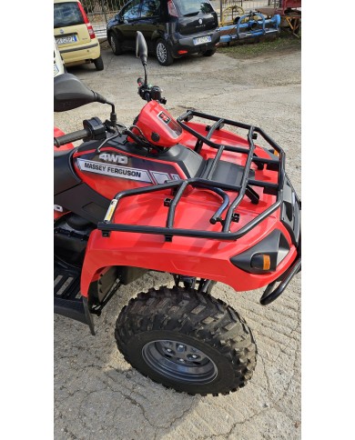 Quad fuoristrada ATV 4x4 rosso Quad fuoristrada ATV 4x4 rosso