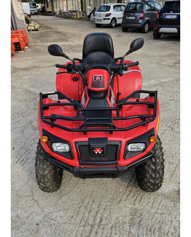 Quad fuoristrada ATV 4x4 rosso Quad fuoristrada ATV 4x4 rosso