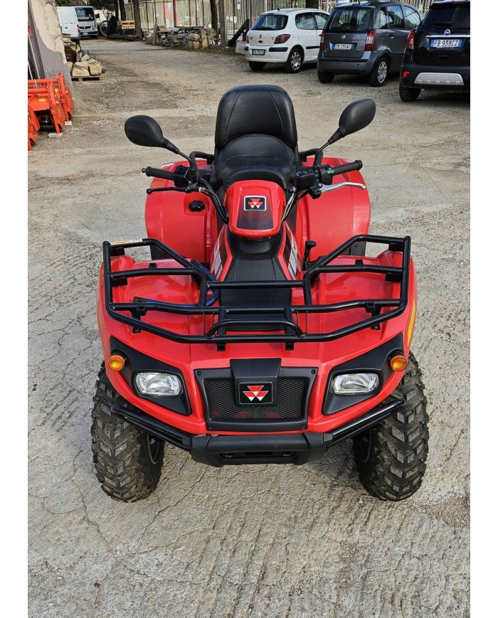 Quad fuoristrada ATV 4x4 rosso