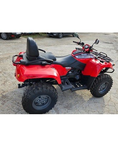 Quad fuoristrada ATV 4x4 rosso Quad fuoristrada ATV 4x4 rosso
