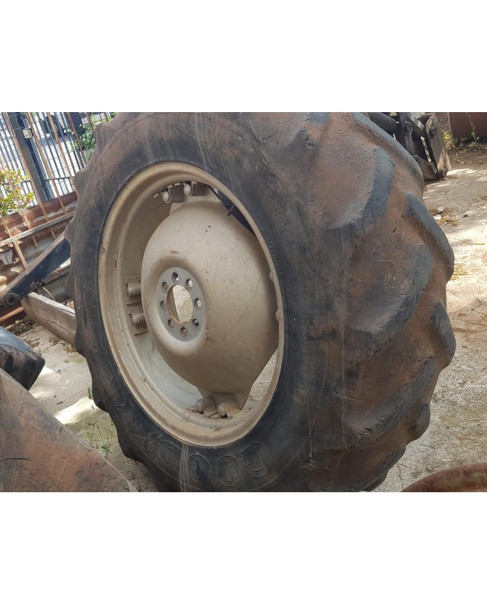 Ruote complete con cerchi 13.6R28